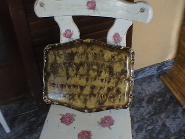 Pozadina tacne na cvijetnoj stolici